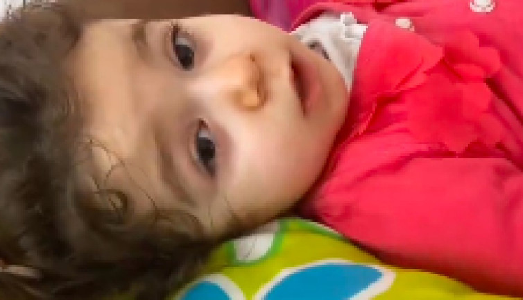 Küçük kız tek bir sözle uyanıyor: 'Kedi'