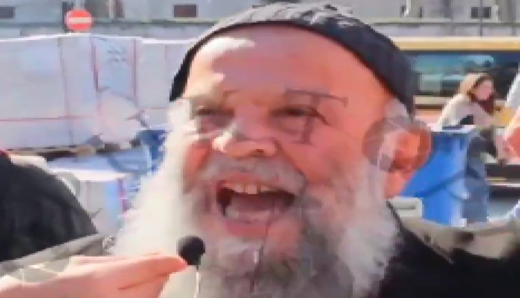 Sosyal medyada 'Kürtaj dayı' olarak bilinen yaşlı adam ağzından tükürükler saça saça yeniden gündem oldu