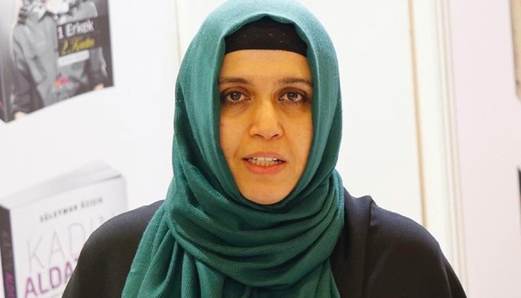 AKP'li yazar Sema Maraşlı'dan kadınlara uyarı: Belediye başkan adayı yakaladığına sarılıp, öpüyor