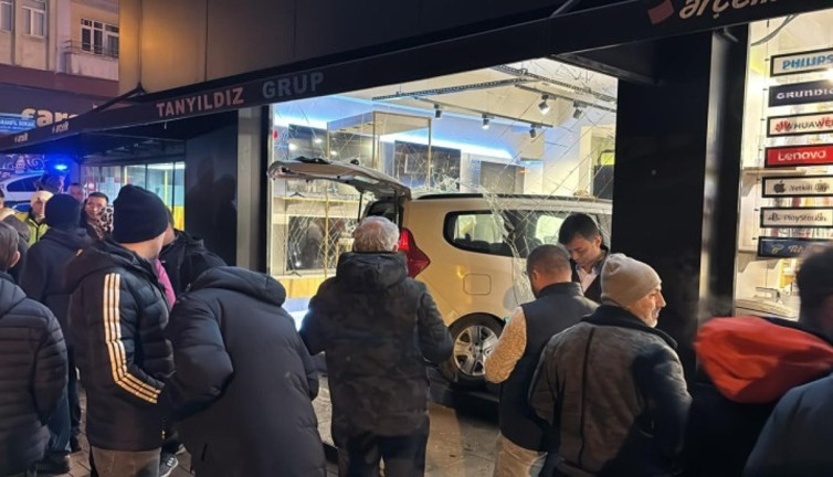 Tersten gelen otomobile çarpan araç dükkana daldı. Facianın eşiğinden dönüldü