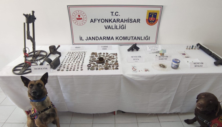 Uyuşturucu baskını yapılan evde tarihi eserler ele geçirildi