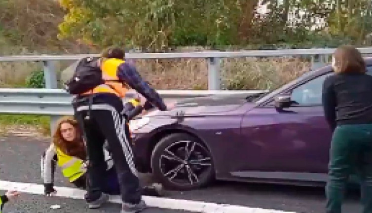 Yolun ortasına oturan iklim aktivisti neredeyse canından olacaktı