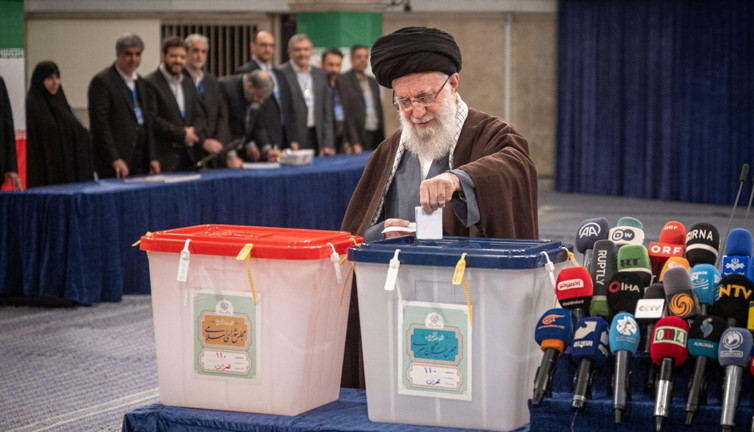 İran’da oy verme işlemi uzatıldı
