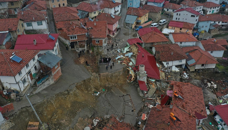 Tokat'ı heyelan vurdu: 900 nüfuslu köy ikiye ayrıldı