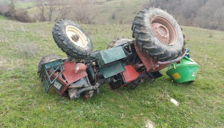 Devrilen traktörün sürücüsü hayatını kaybetti (02 Mart 2024)