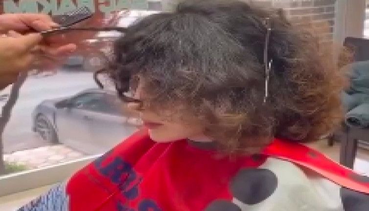 Genç kadın kadın kuaföründen vazgeçip saçını erkek kuaföründe yaptırdı!