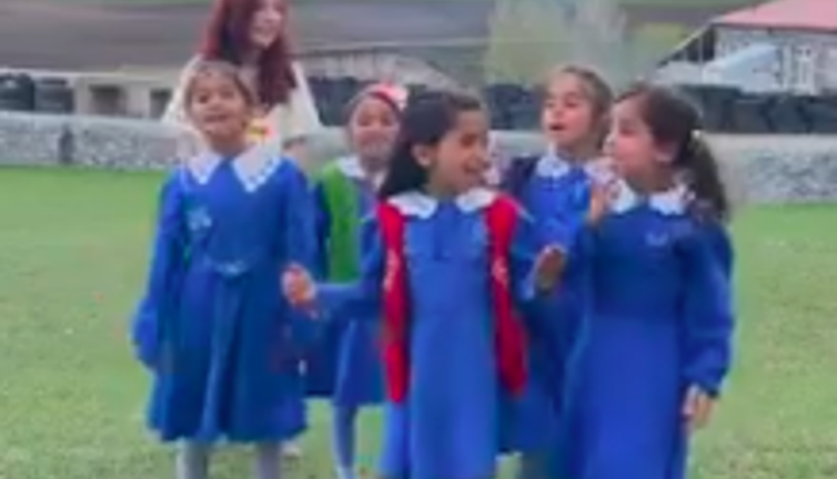 Köy öğretmeni Nida öğrencileriyle birlikte çektiği videoyla kalbinizi ısıtacak