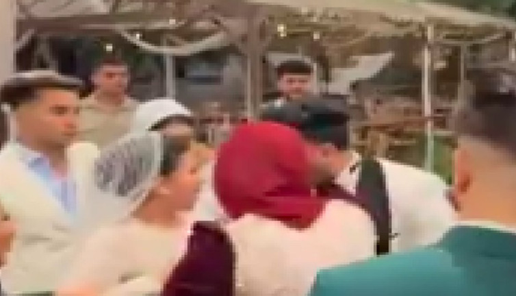 Kendi düğünlerinde kavgaya tutuşup birbirlerine giren gelin ve damadın videosu gündem oldu