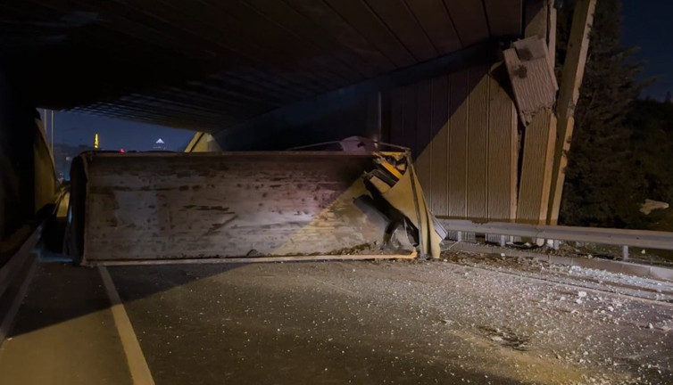 Kağıthane’de damperi açılan kamyon yol tabelasına çarptı: 1 yaralı