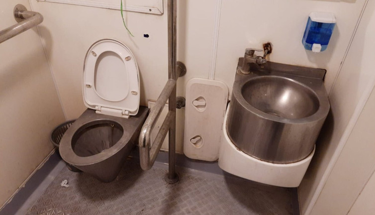 Şehir hatları vapurunda muslukları kaynakla kelepçelediler. Bu bir rezillik. Ülkenin getirildiği hale bakın