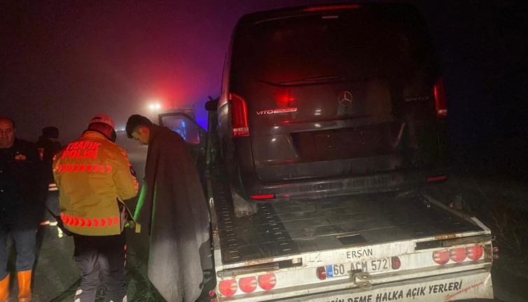 Mustafa Destici’nin kaza yapan makam aracını taşıyan çekici yandı