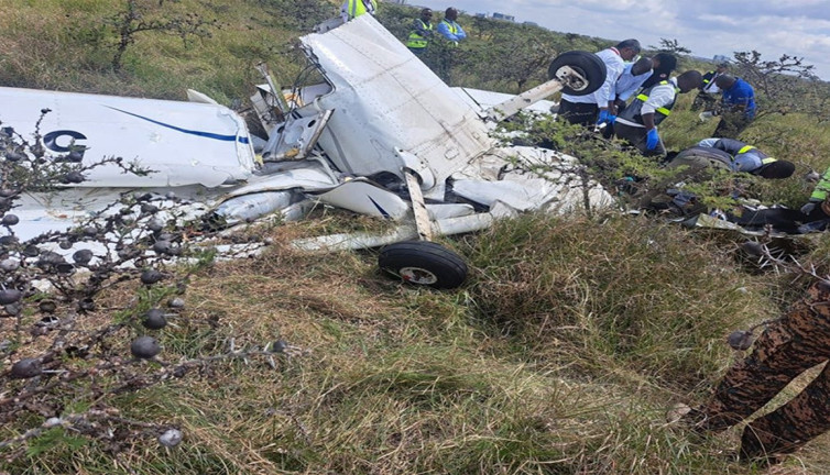 Havada çarpışan iki uçakta biri düştü iki kişi öldü
