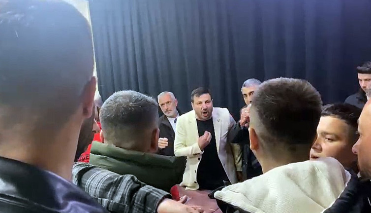 Yeniden Refah’ın Düzce adayı Davut Güloğlu vatandaşla tartıştı. Mikrofonu fırlatıp üzerine yürüdü
