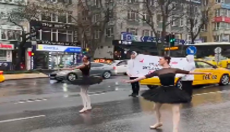 Beşiktaş'ta gençlerden trafikte bale gösterisi: "Trafikte sıkılanlar için geldik!"