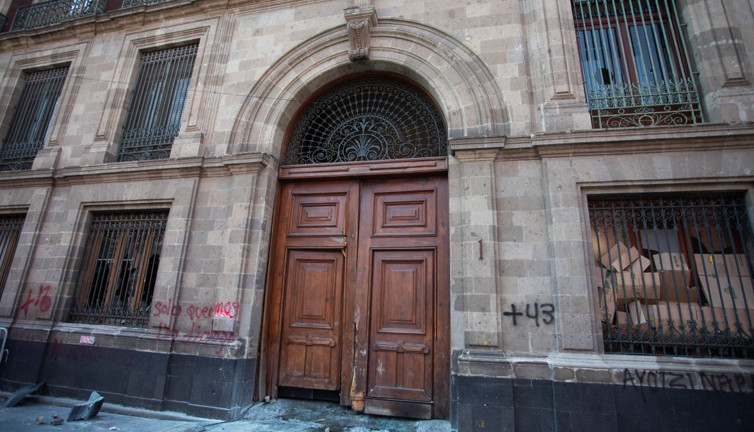 Meksika'da yer yerinden oynadı: Protestocular Başkanlık Sarayı’na daldı