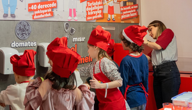 Çocuklar hem pizza yaptı hem de resmetti