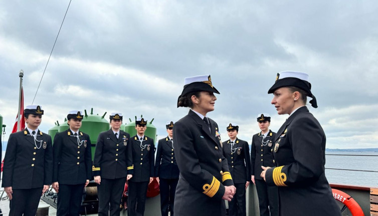 İlk kadın amirali Gökçen Fırat Deniz Harp Okulu öğrencileriyle TCG Nusret'te buluştu