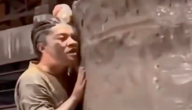 Sanatçının yüzünü sürterek şekil verdiği çamur 8.2 milyon dolara satıldı