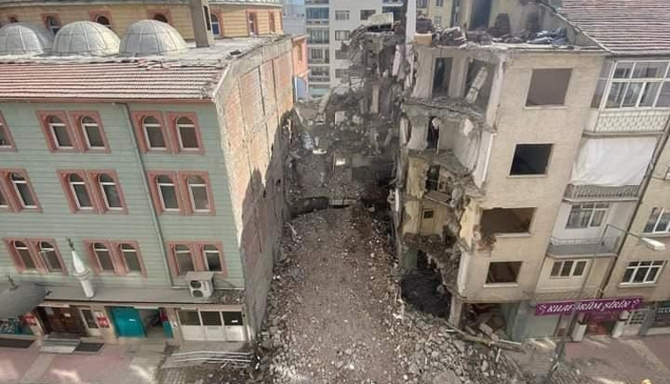 Hasarlı binanın yıkımı sağlam camiye zarar verdi