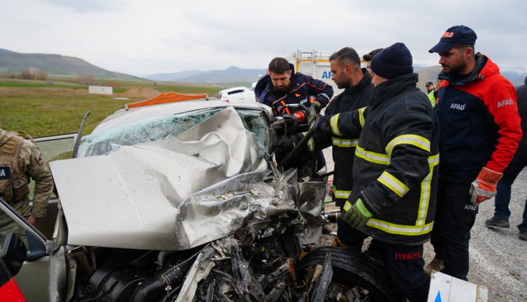 Muş-Varto karayolunda feci kaza! Kafa kafaya çarpıştılar: 1 ölü, 2 yaralı