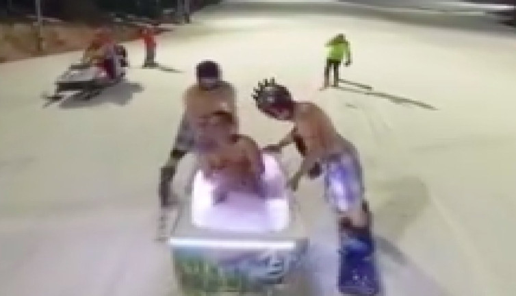 Vatandaşlardan ilginç kayak deneyimi: İçi sıcak su dolu küvette kayak!