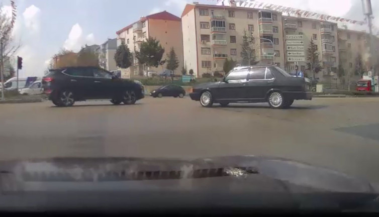 Işıklarda drift attı Sürücülerin zor anları kamerada