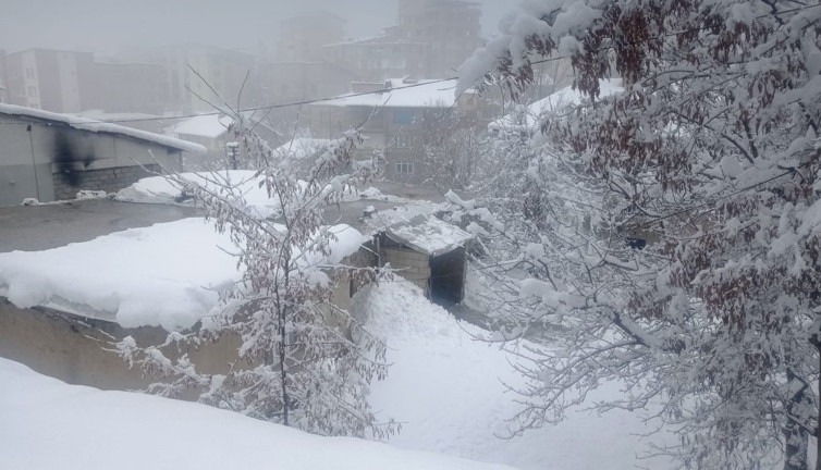 Hakkari’de kar yağışı yerini soğuk havaya bıraktı
