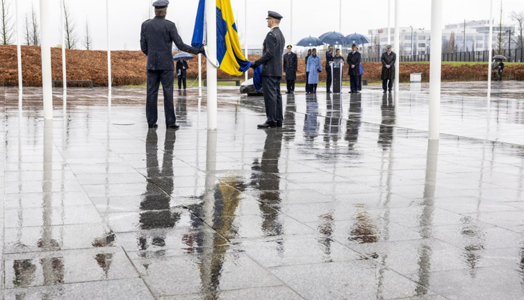 İsveç bayrağı NATO karargahında göndere çekildi