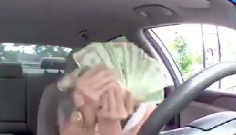 TikTok çekerken bir tomar parayı çaldırdı: Sosyal medyada olay oldu