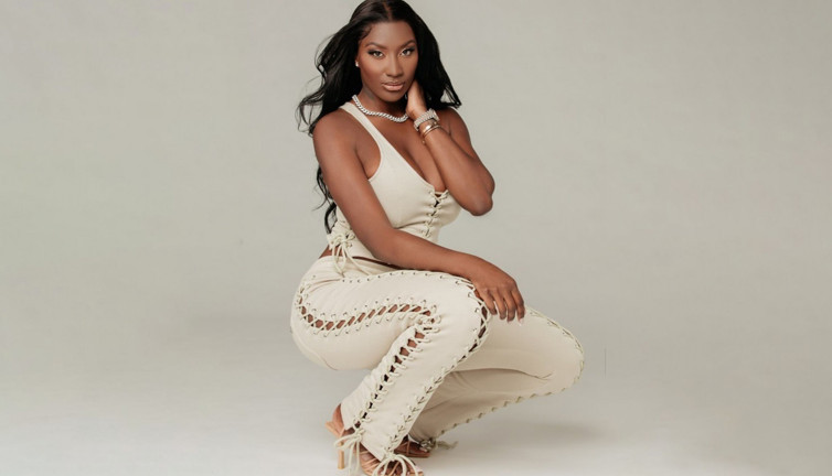 Ünlü şarkıcı ırkçı saldırıların hedefi oldu