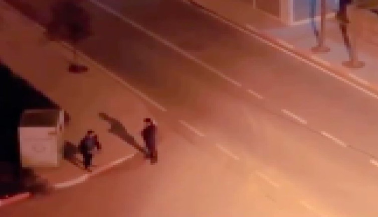 Ramazan davulcusundan sahurda oynak bir şeyler çalmasını isteyince davulcu çiftetelli çaldı