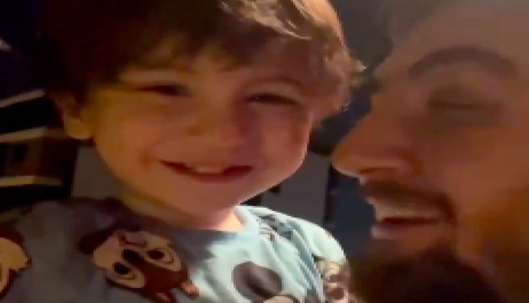 Çöp toplayan belediye görevlilerini görmek için uyumayan çocuğun sevimliliği gündem oldu