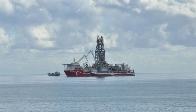 Abdülhamid Han gemisi Taşucu açıklarına demirledi