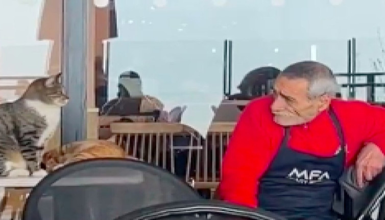 Yaşına rağmen çalışan emekçinin dalgın ve yorgun hali sosyal medyada viral oldu