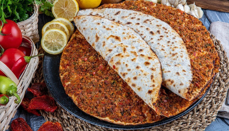 Lahmacun hamuru nasıl yapılır? Dumanı üstünde tüten lezzet yedikçe yediriyor
