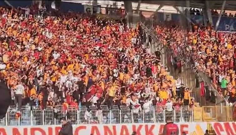 Galatasaray taraftarı coştu tribünler o şarkıyla inledi