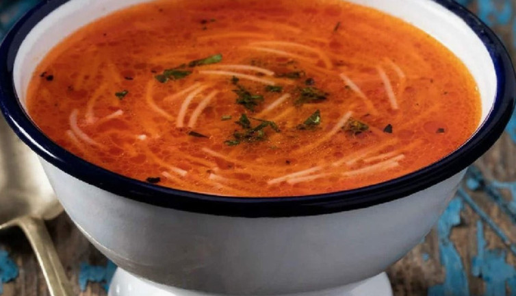 Ramazan ayında iftar sofralarının vazgeçilmezi olan çorbalar, sofraları şenlendiriyor.