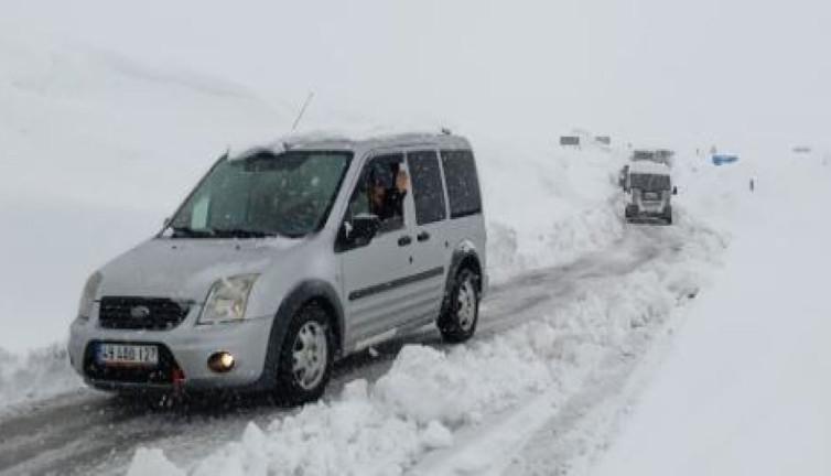 Mahsur kalan 85 kişi 5 saat ecel teri döktü