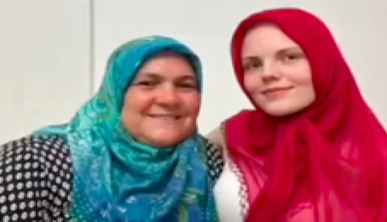 Ardahan'a Rus gelin: Jessica'nın el öpüp başını örttüğü görüntüler viral oldu