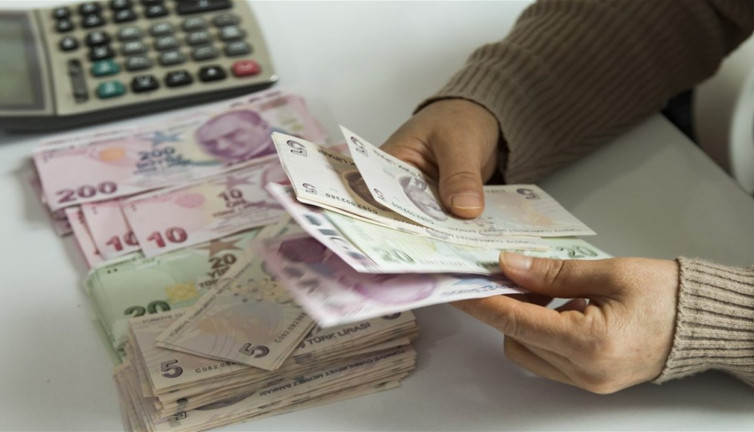 Cem Küçük emeklilere verilecek züğürt tesellisini tarih vererek açıkladı. Seyyanen zammın 'Z'si bile anılmıyor