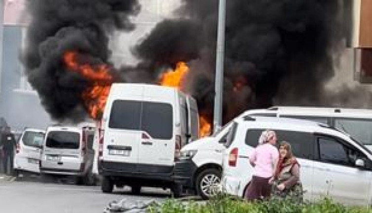 Kaputu açtı araç alevler içinde kaldı