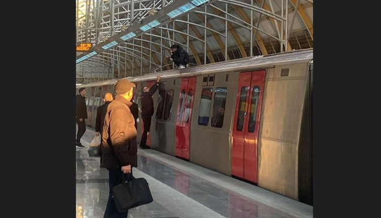 Çılgın sevgili! Sevgilisinden ayrıldı metronun üzerine çıktı