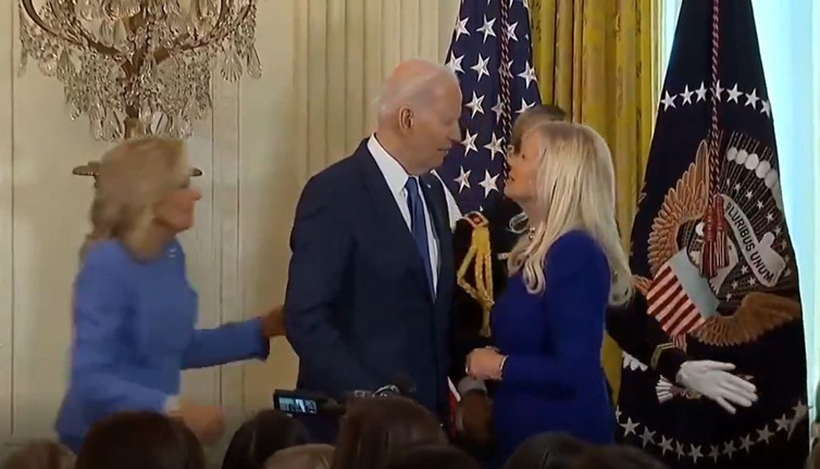 Joe Biden karısını karıştırıp öpmeye kalktı