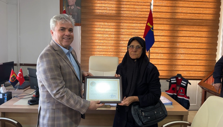 Burdur'da yalnız yaşayan kadın evini bağışladı