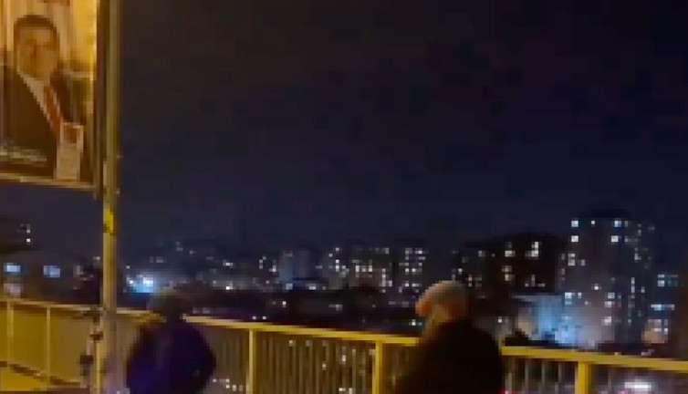 Ümraniye'de iki kadının İmamoğlu posterlerini yırtarak attığı iddia edildi