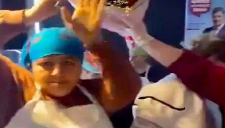 CHP'nin İzmir adayı Cemil Tugay'ın etkinliğinde dansıyla viral olan lokmacı kadın
