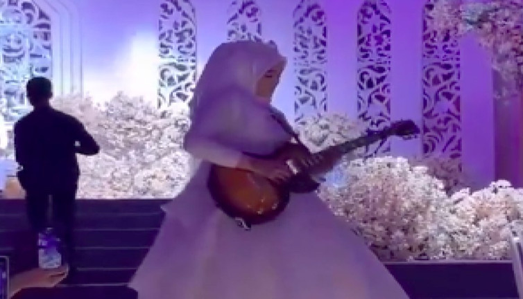 Düğününün açılışını elektro gitarla gelinin kendisi yaptı beğeni topladı