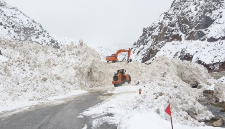 10 ayrı bölgeye çığ düştü. Yol açma çalışmaları sürüyor
