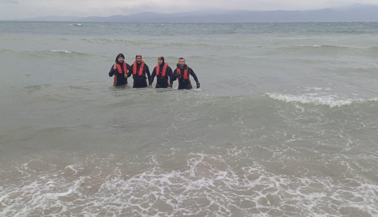 Buz gibi suda eğitim yaptılar