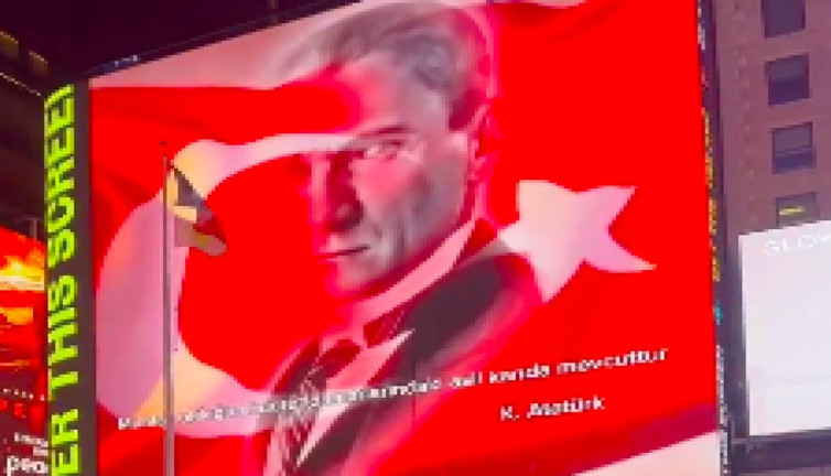 Times Meydanı'nda sözde kürdistan bayrağını açanlara Atatürk fotoğrafıyla cevap